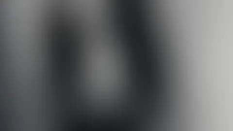 Schwarz-Weiß zeigt dir die Konturen, aber die wahre Farbe passiert in deinem Kopf. 🖤 Ich bestimme die Regeln, du genießt die Aussicht. Willst du sehen, was passiert, wenn das Licht ausgeht?“