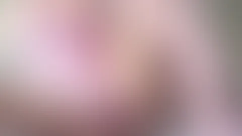 Zarte Elfe trägt rosa Feinstrümpfe halterlos und rosa hellen Wetlook Body,ich öffne den durchgängigen Reisverschluss für mehr Vergnügen
