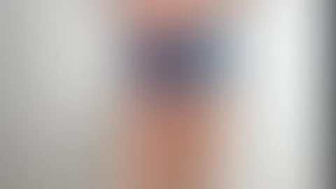 Ich wollte dir nur kurz mein heutiges Outfit zeigen. Ist die Shorts etwa schon zu knapp? Denkst du, ich trage ein Höschen? Das verrate ich dir in diesem Video! 😈 Durch den dünnen Stoff meines Tops st