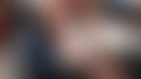 Hände schmutzig machen beim Auto reparieren