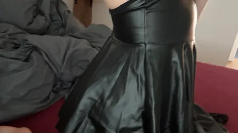 Fotos im Leder-Mini-Kleid