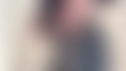 Ich ziehe mich langsam für dich aus, sodass du alles genau beobachten kannst. Was denkst du, trage ich unter diesem unschuldigen Outfit? Egal was, ich kann dir sagen, lange behalte ich es nicht an! 😈