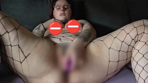 Dildo spaß in Netzstrumpfhose