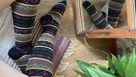 Frisch rassierte beine in kuschelsocken 😍