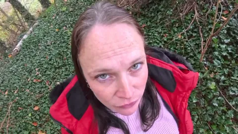 Kleine devote S******e Saskia darf im Wald b****n und bekommt Gesichts C******e