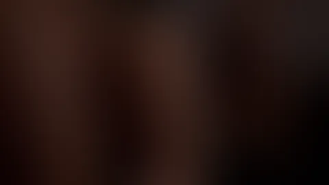 Ich war Freitagabend feiern in der Stadt, als sich mir die Gelegenheit bot, einen hübschen Boy noch mit nach Hause zu nehmen. :P Bei mir angekommen leckte er mich direkt kurz nass, steckte ihn ohne An