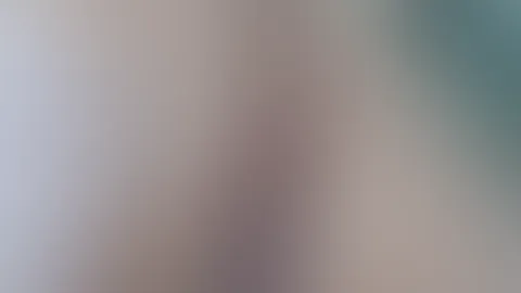 Das warme Wasser umhüllt meinen Körper, während ich mich langsam in der Badewanne zurücklehne. Kleine Wellen streichen über meine Haut, und ich spüre, wie jede Anspannung Stück für Stück von mir abfäl