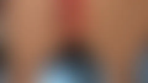 Ich bücke mich über den Tisch. Was tust du jetzt mit mir? Erzähl es mir und du bekommst noch tiefere Einblicke von mir 🥵😏