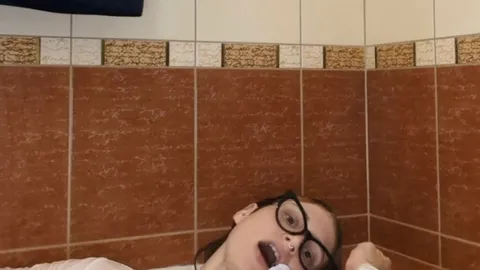 Voll nass und beim Duschen kommen
