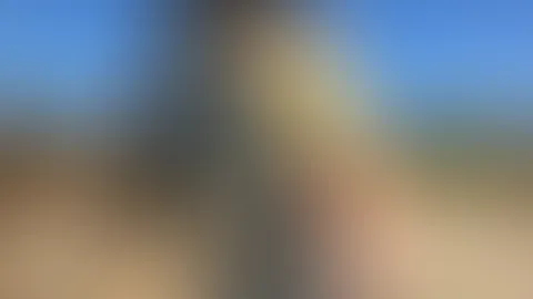 Nur in meinem Netzkleid und Highheels lehne ich an einen riesigen Baggerarm. Meine nackten Tittchen lasse ich von der Sonne verwöhnen. Oder willst du dies übernehmen?