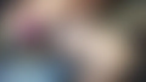 Geile Nymphe stopft ihr F***e im Wohnwagen!