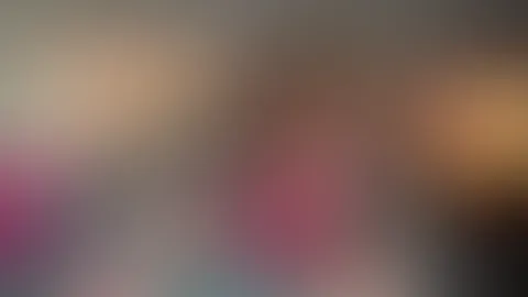 Wie der Titel verrät, ist die heiße Milf Lockenlicht nicht nur gut im S******e b****n🔥, sondern kann auch Ballons aufblasen und diese zum Platzen bringen🫦🔥. Wenn du also auch auf die geilen Gummiba