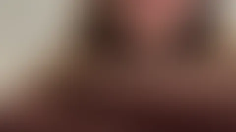 Möchtest du mit meinen milchigen Brüsten spielen?