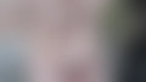 Sklavinnen haben zu Dienen! Und wenn mein Herr p*****n muss und keine Toilette in der Nähe ist, dann werde ich als gute Sklavin natürlich pflichtbewusst zum Urinal. Ich lege mir selbst den Ringknebel