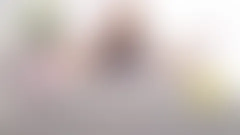 Echt jetzt? Abgep**st am Küchentisch! + BONUS P**S CLIP Ich sitze dir in der Küche gegenüber. Breitbeinig auf meinem Stuhl und gerade keine Lust auf die Toilette zu gehen. Also lasse ich es einfach l