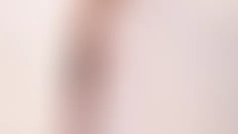 Des hübsche Kuhmädchen beim Eisprinzessinen Fotoshooting im Studio mit durchsichtigem Tüll