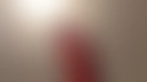 Unter diesem Licht glänzen meine roten Latex-Strümpfe wie nie zuvor... und diese Pose? Nur der Anfang von mehr 🔥😈