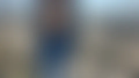 Oben ohne auf der Aussichtsplattform am hellichten Tag