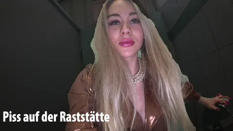 Mein geilster P**s auf der öffentlichen Toilette!