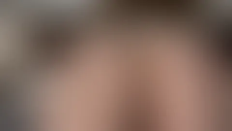 Kommst du mit aufs Sofa? 😏🛋️ Ich hab da eine Idee… und die hat definitiv nichts mit Fernsehen zu tun. 😉🔥