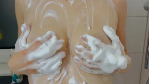 Titten in der Dusche eincremen...