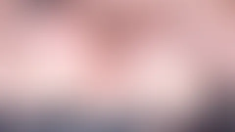 Ich liege vor dir, weich, warm und völlig unverschämt präsent. Meine Hand ruht ganz unschuldig auf meiner Haut, aber mein Blick sagt dir etwas ganz anderes: Ich weiß genau, was du gerade denkst. Und i