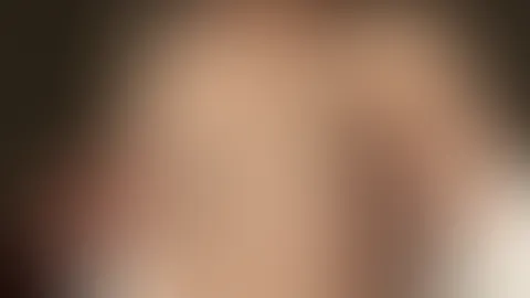 Ich spiele mit meinen kleinen Titten