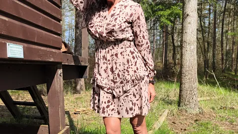 Ohne Höschen im Wald đ