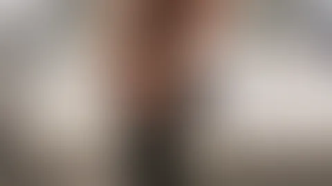 Neue Kombination, aber der gleiche heiße Leder-Vibe 🖤 Neuer Rock, neues Oberteil, dazu meine Stiefel und dieser Blick… 👢😏 Der Spiegel hinter mir bekommt heute wohl auch eine ganz besondere Aussicht