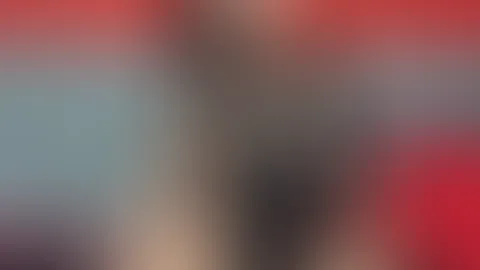 Ich saß mit gespreitzen Schenkeln entspannt auf meinem Bett, trug meinen sexy schwarzen Body und mein Blick traf direkt die Kamera (also dich). Die roten Wände und das coole Licht schafften die perfek