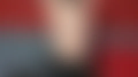 Ich bin bereit, dir einen einzigartigen Schnappschuss zu zeigen, der pure Energie, heiße Kurven und ein aufregendes Setting ausstrahlt. Mit meinem strahlenden Blick, nackten Brüsten, rasierten Achseln