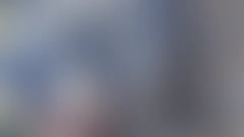 hihi... ich liebe es, meine Titten im Freien zu zeigen. Wer würde mich genau hier nehmen?