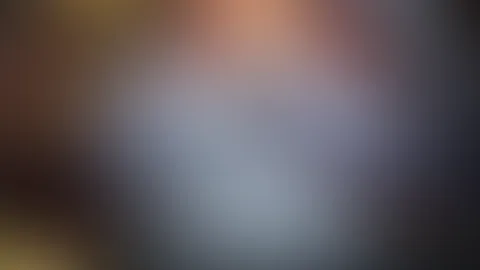 Wachs über Brüste laufen lassen