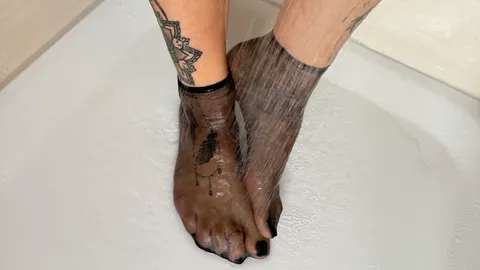 Nylon Söckchen beim Duschen an