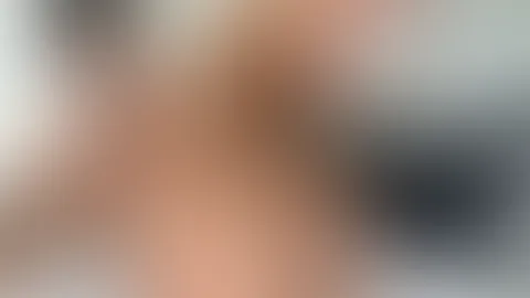 Komplett nackt warte ich auf der Couch 🔞