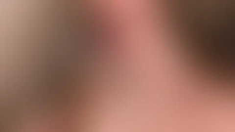 Heißes Wasser auf meiner Haut… und ich genieße jede einzelne Sekunde. Die Tropfen laufen langsam runter und ich frage mich, wer sie lieber von mir entdecken würde… 💋🔥