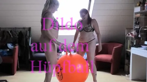 Dildo auf dem Hüpfball