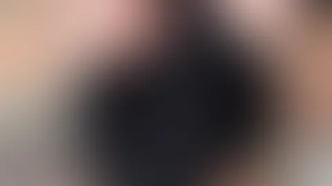 Breitbeinig sitze ich vor dir und lasse meine Hände über meinen Körper gleiten. Langsam siehe ich für dich mein Shirt aus und lasse meine prallen Brüste herausfallen 😛 Ich knete meine Boobs wirklich