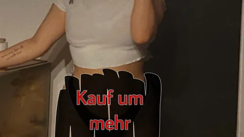 Heute mal oben ohne und schön den A*sch hinhalten😇