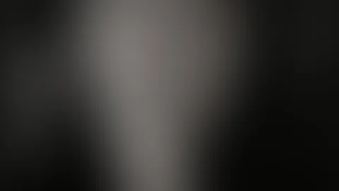 Es fühlt sich an, als würde ich fallen… aber lass es ein Bett sein 😌🛏️💫 Weich falle ich in eine warme Tiefe, wo keine Sorge ist — nur Frieden, Leichtigkeit und stille Hoffnung, dass das Beste noch