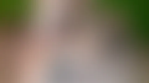 Er hat immer noch nicht genug von mir und f**kt mich heute schon zum dritten mal. Mein geiles Fötzchen und meine glänzenden Nylons machen ihn einfach total an. Und nun stopft er mir meine F***e schon