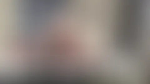 Aller Anfang ist bekanntlich schwer. Ich habe eines meiner ersten P**svideos gefunden. Oder vielmehr einen meiner ersten Versuche vor der Kamera und vor anderen zu p**sen. Und es fällt mir echt schwer