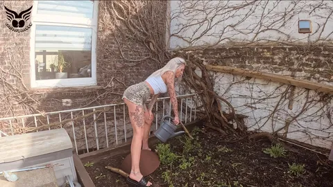 Susi düngt die Blumen