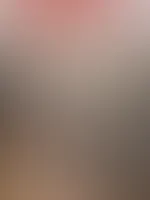 Stell dir vor, ich liege nackt auf dem Bett, Beine gespreizt… und du siehst zu, wie ich mich fingere. 😈