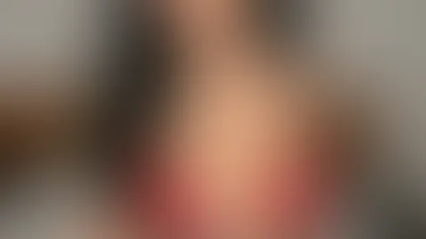 Würdest du mit dem Bikini mit mir im Pool eine Runde schwimmen oder sollen wir lieber gleich nackt reingehen? 😈