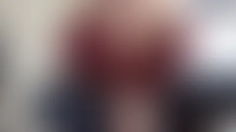 Hey du!  Meine Freunde und ich treffen uns ab und zu um Gesellschaftsspiele zu spielen. Mittendrin wurde ich plötzlich geil und wollte mich unbedingt #fingern ! Also habe ich gesagt, dass ich mal aufs