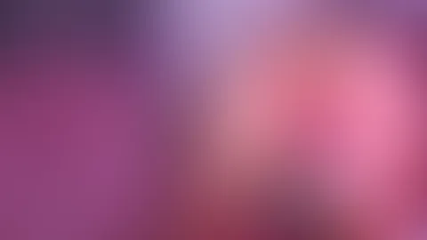 Ich bin gerade aufgewacht und konnte nicht aufhören, über diesen heißen Traum zu denken, den ich hatte... Ich schnappe mir meinen pinken Vibrator, gehe in die Doggy Stellungund fange an mich zu f**ken