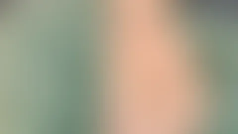 Auf der Arbeit die nackten Brüste auspacken