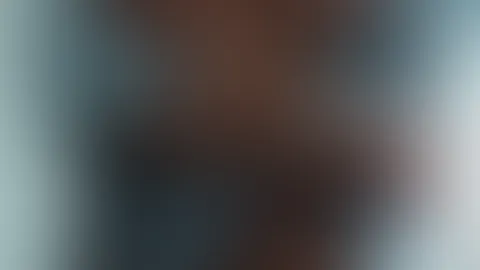 Ich komme von der Arbeit nach Hause... Ziehe mich vor dir aus und lasse nur mein aufgeknöpftes Hemd an – sonst bin ich nackt... Gefällt dir meine schön gepflegte M****i? Wirst du mich lecken oder mich