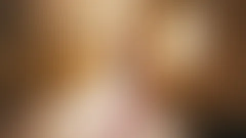 In einer verlassene halle und mit lange blonde Haare